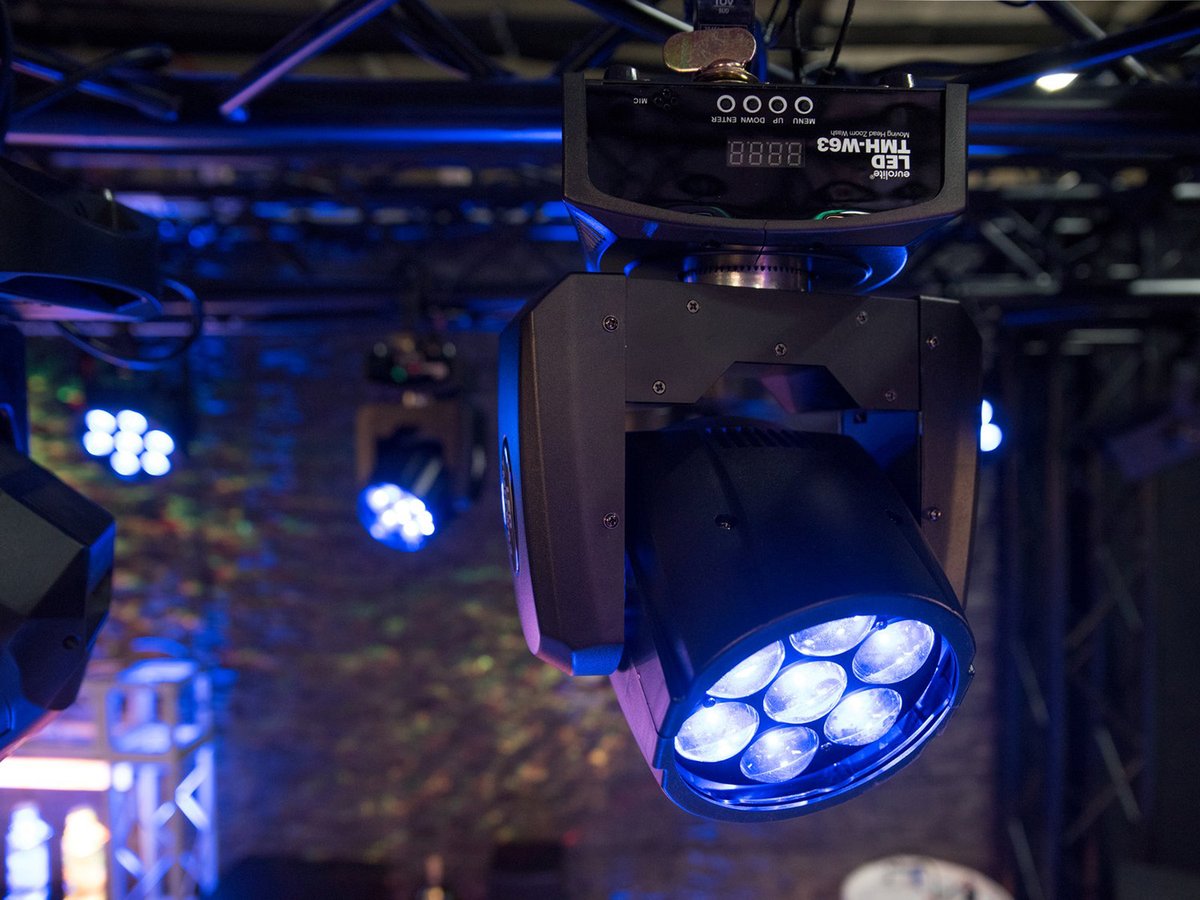 Kurz vor den Feiertagen haben wir noch den LED TMH-W63 Moving-Head Zoom Wash von #EUROLITE für euch.✨
Der #MovingHead verfügt über 7 starke 9-Watt-LEDs (4in1) &amp; motorischem Zoom.  Die Positionierung findet innerhalb 540° PAN &amp; 220° TILT statt.👌
👇👇👇
deejayladen.de/de/eurolite-le…