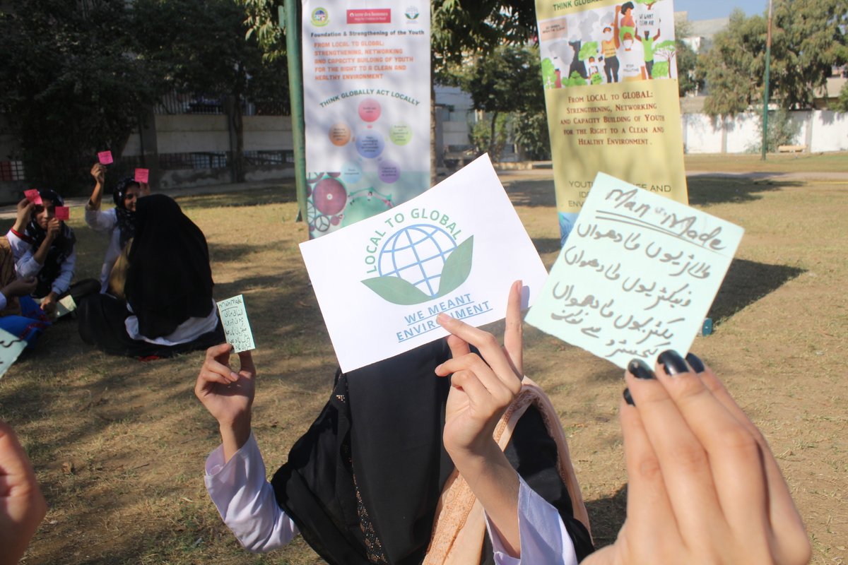 LocaltoGlobalPK's tweet photo. Team #Localtoglobal conducted a session on the topic "Air Pollution". Afterwards we asked the Youth participants to guess the cause or reason of Air Pollution . The Youth came up with logical and scientific reasons about the cause of air pollution by the end of the session . https://t.co/RCnhSiiwSF