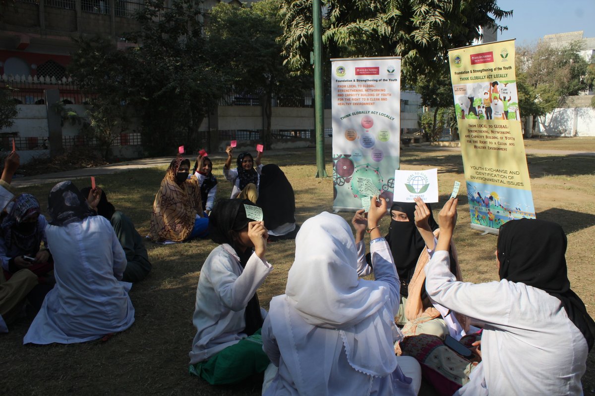 LocaltoGlobalPK's tweet photo. Team #Localtoglobal conducted a session on the topic "Air Pollution". Afterwards we asked the Youth participants to guess the cause or reason of Air Pollution . The Youth came up with logical and scientific reasons about the cause of air pollution by the end of the session . https://t.co/RCnhSiiwSF