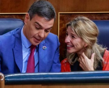 Encuestando's tweet image. 📊 ¿Que posible coalición prefieres que gobierne en España?

🔃 PSOE Y PODEMOS
♥️ PP Y VOX