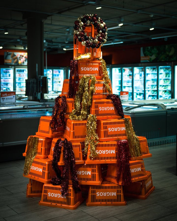 «Mon beau sapin, roi des forêts, comme tes paniers sont orange!». Nous vous souhaitons, ainsi qu’à vos proches, un joyeux Noël! 🎄