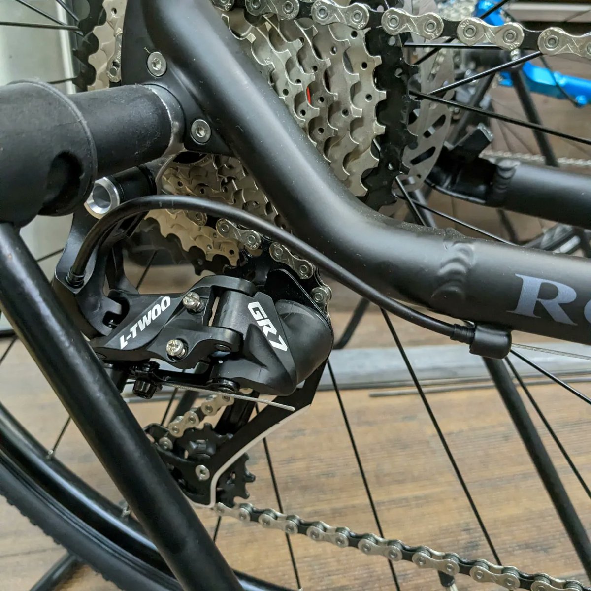 ROCKBIKES_home's tweet photo. Wrath ドロップカスタムグラベルロード仕様制作中。
1x10で組みます。
近日中に出来上がった姿を、各カラーアップします。

#ROCKBIKES #rockbikeswrath #alloyframe #aluminumframe #alubike #al6061 #sixthcomponents #sixthcomponentskairos #gravelbike #gravelroad #sixthcomponents https://t.co/22oAx1IKzt