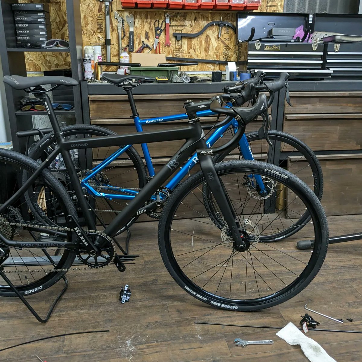 ROCKBIKES_home's tweet photo. Wrath ドロップカスタムグラベルロード仕様制作中。
1x10で組みます。
近日中に出来上がった姿を、各カラーアップします。

#ROCKBIKES #rockbikeswrath #alloyframe #aluminumframe #alubike #al6061 #sixthcomponents #sixthcomponentskairos #gravelbike #gravelroad #sixthcomponents https://t.co/22oAx1IKzt