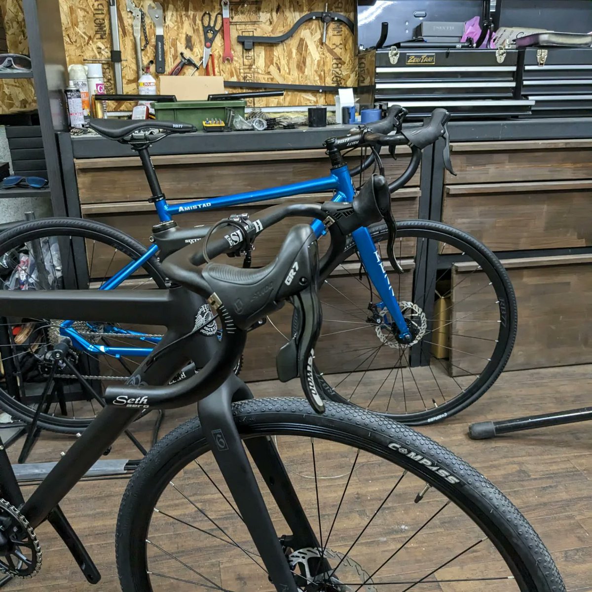 ROCKBIKES_home's tweet photo. Wrath ドロップカスタムグラベルロード仕様制作中。
1x10で組みます。
近日中に出来上がった姿を、各カラーアップします。

#ROCKBIKES #rockbikeswrath #alloyframe #aluminumframe #alubike #al6061 #sixthcomponents #sixthcomponentskairos #gravelbike #gravelroad #sixthcomponents https://t.co/22oAx1IKzt