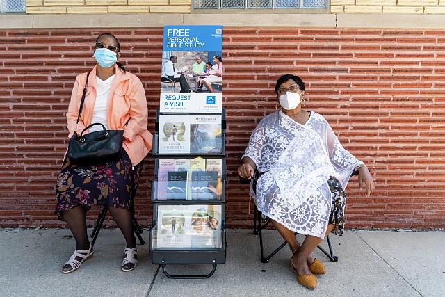 Enid and Sylvia, Jehovah Witnesses, distributing religious phamplets. They use masks because "The virus is still here." 8515 Ashland Ave., Chicago.

loc.gov/pictures/resou…