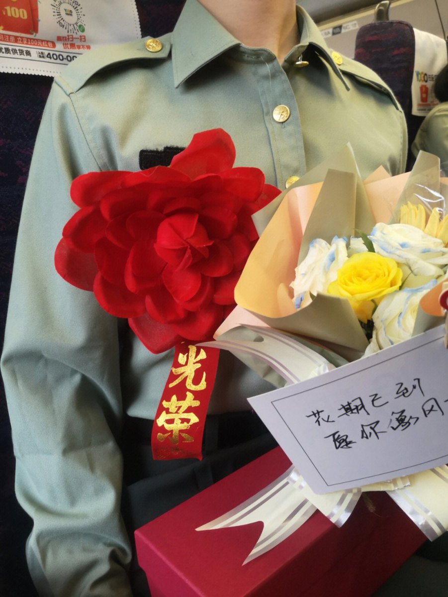 junhuaa520's tweet photo. 纵有万般不舍，还是告别军营光荣退伍了，妈妈问我为什么退伍，我说我想回家陪你和爸爸了，但是真正的原因我不会告诉他们，是我想男人了，开过荤的室友经常讲男人，听的我们下面湿哒哒的，那种欲望无处发泄的感觉很难受...... https://t.co/qdgwi1Tpcj