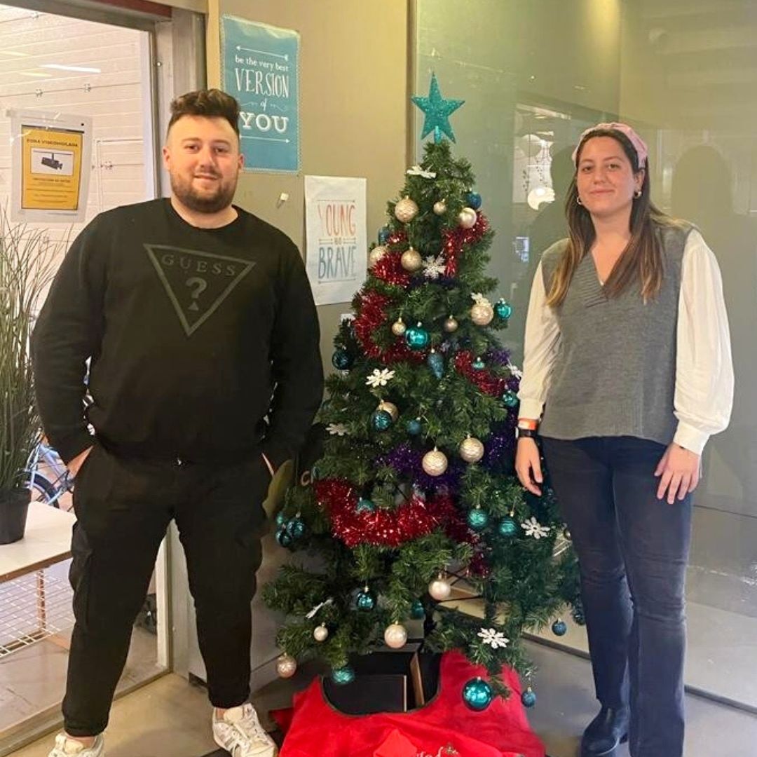 CRECbcn's tweet photo. L’equip de #CRECCoworking us desitja unes bones festes!🎄

Roman Calavera, #CEO de CREC Coworking, i l’equip de #CommunityBuilders hem fet aquest ‘posat’ nadalenc per desitjar-vos bon Nadal✨ https://t.co/WleDE33lyY