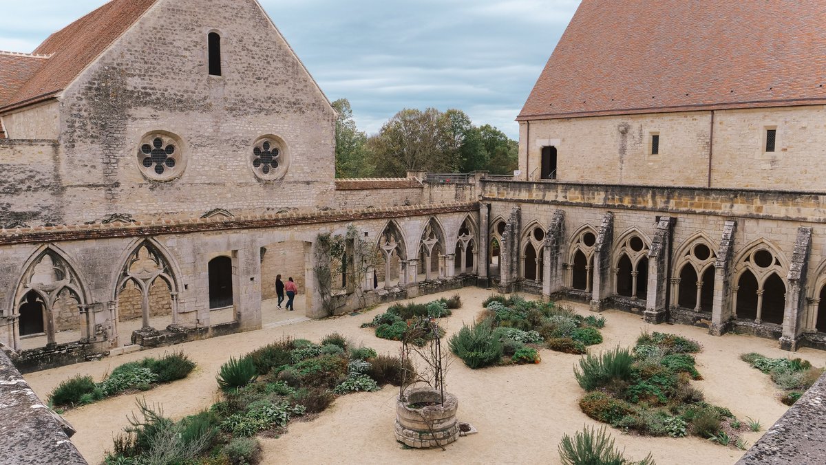 Le cloître, poétique même en hiver... ❄

Le saviez-vous ? 🧐 Le jardin du cloître était surtout un jardin symbolique, un lieu de silence, de lecture et de méditation.