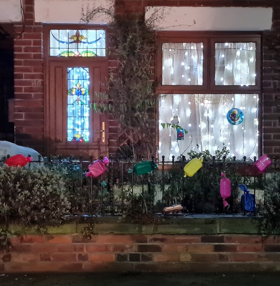 NUNlocalnews's tweet photo. 24 homes in two streets in #Upperthorpe are kitted out in #QualityStreet sweet decorations, fundraising for food banks. 

#SheffieldIsSuper @HelpSheffield https://t.co/HRBKsfVryF
