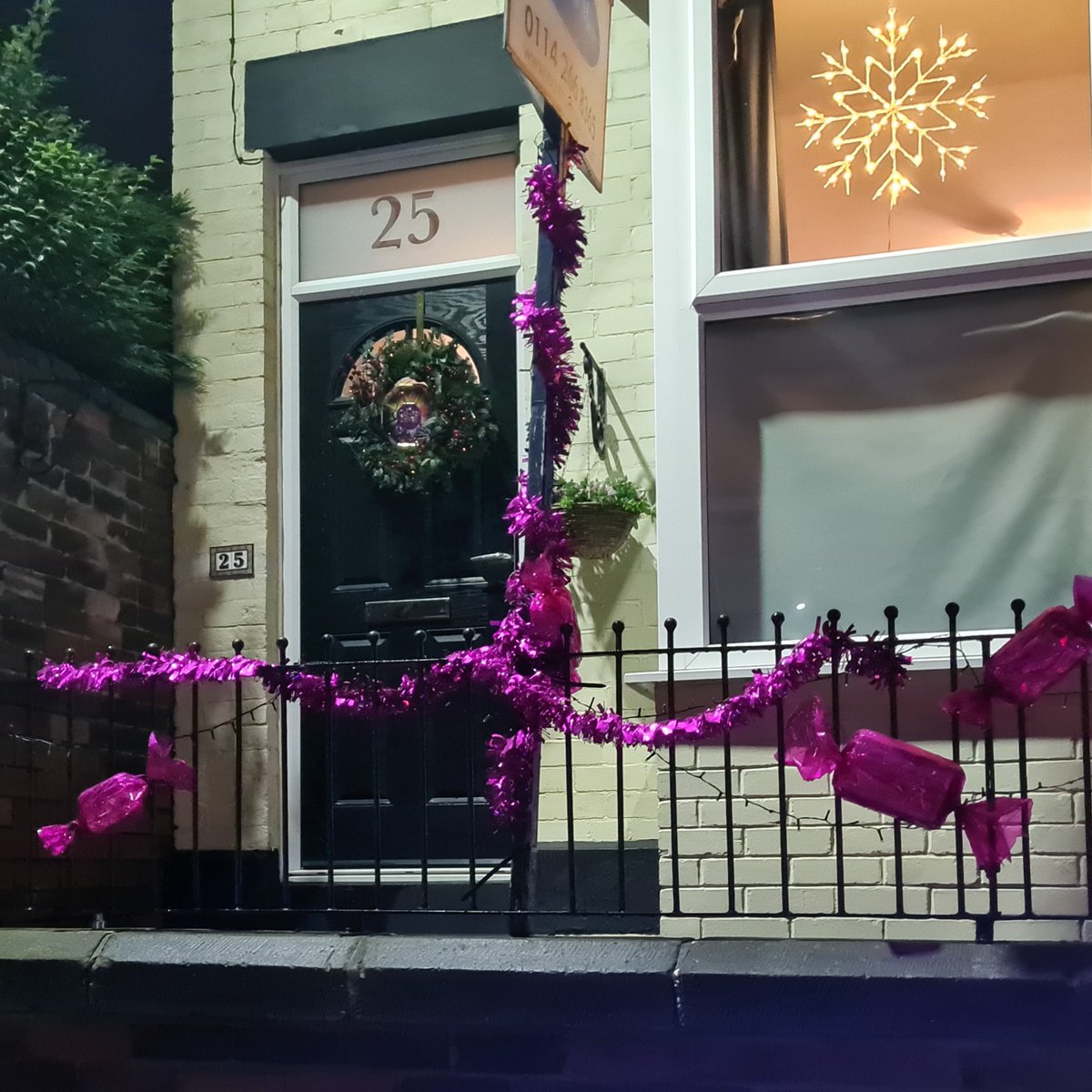 NUNlocalnews's tweet photo. 24 homes in two streets in #Upperthorpe are kitted out in #QualityStreet sweet decorations, fundraising for food banks. 

#SheffieldIsSuper @HelpSheffield https://t.co/HRBKsfVryF