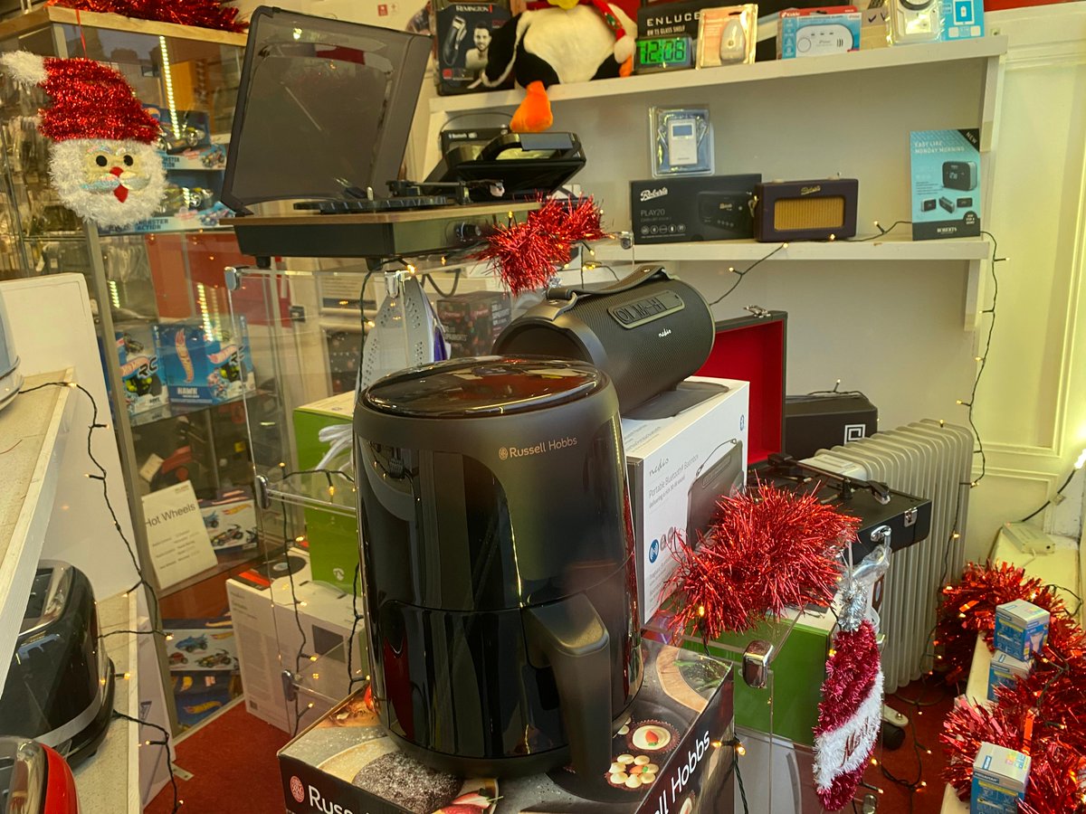 ISLANDELEC's tweet photo. Looking for that last minute festive present? Get down to Island Electrical and check out our gift ideas. We have a few of the ever popular record decks available and also the last couple of air fryers to go!
#everythingelectrical #shoplocal
#hoylakebusiness https://t.co/n5nDynAKk5