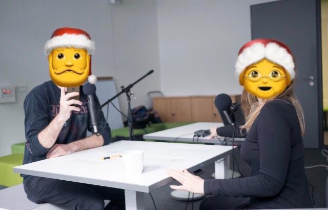 Dieses mittlerweile antike Foto bedeutet: Es ist Zeit für unsere Dezember-Weihnachtsfolge! In diesem Jahr mit Empfehlungen für die hoffentlich freie Zeit: Bücher, Filme/Serien, Musik und Podcasts! Wir freuen uns auf 2023 und danken euch für das Zuhören! praktischtheoretisch.podigee.io