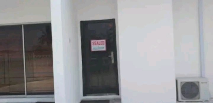 Alaibi_1's tweet photo. This is the pictorial evidence of the sealed state campaign office of @OfficialPDPNig Presidential Campaign in Rivers State.

This is after the sealing of the Zonal Campaign office in the state on Tuesday, 20 December,  2023.

Pray for @GovWike 🙏 https://t.co/D9dPOIzeDR
