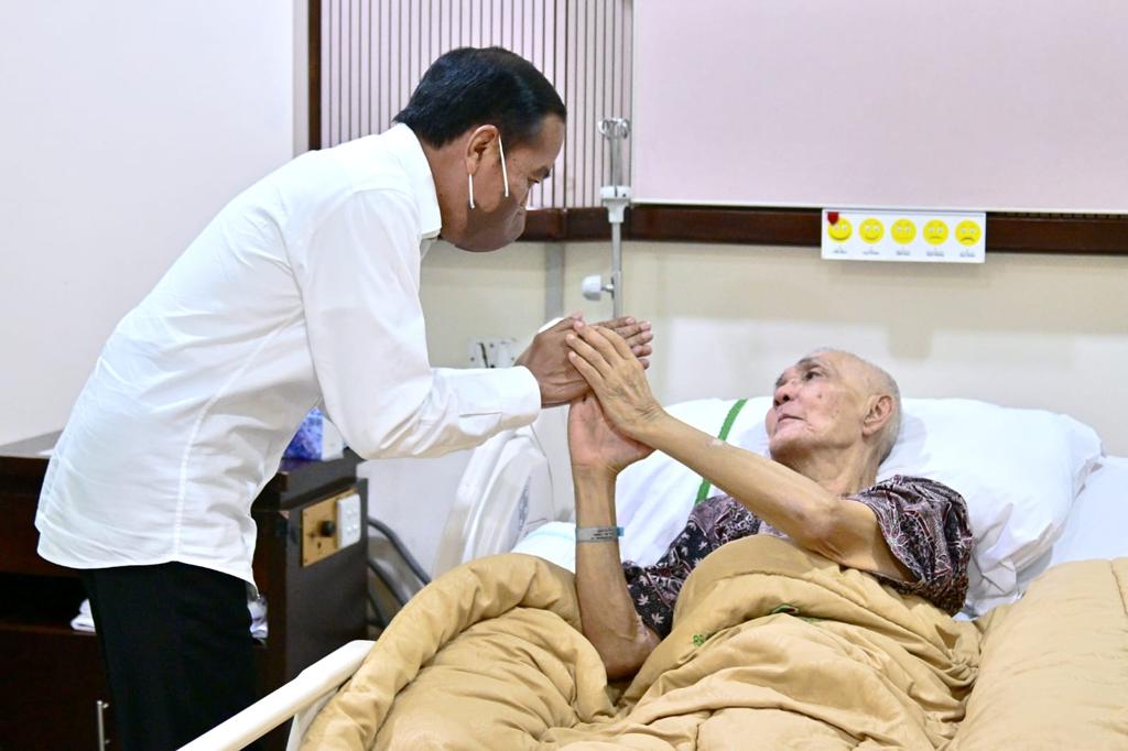jokowi's tweet photo. Wakil Presiden ke-6 RI, Bapak Try Sutrisno, tengah dirawat di RSPAD Gatot Soebroto, Jakarta. Alhamdulillah, beliau sudah membaik dan stabil. Tadi pun kami sempat mengobrol banyak. 

Semoga Pak Try segera diberikan kesembuhan dan pulang ke rumah kembali berkumpul dengan keluarga. https://t.co/WehRQLGZuF