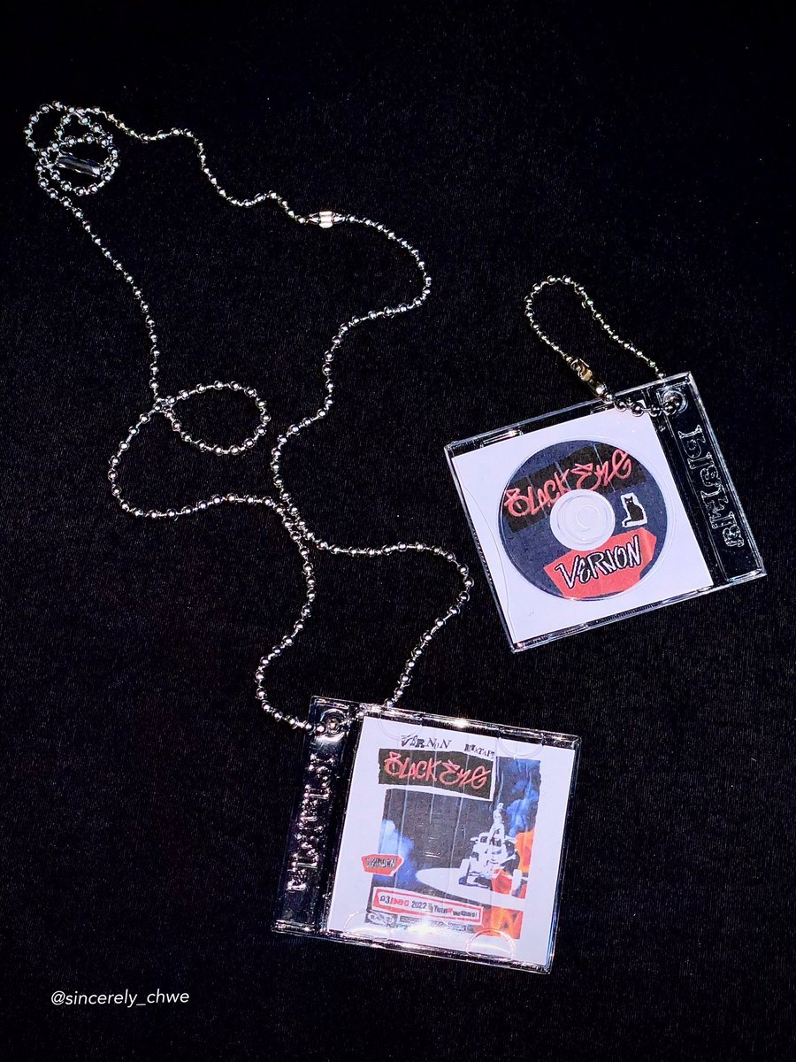 버논 믹스테잎 𝗕𝗟𝗔𝗖𝗞 𝗘𝗬𝗘 발매 기념🎆 

또리쓰 <a href="/gom_chwe/">.</a> 님께서 블랙아이 앨범키링을 제작해 보내주셨어요. RT 추첨을 통해 10분+α께 제가 제작한 포스터와 함께 선물합니다!☺️

📍12/26 발표
📍추첨 후 M/V 시청 인증샷 확인

CD케이스 구매처(저 광고아님..)  
plafla.com/product/PlaFla…