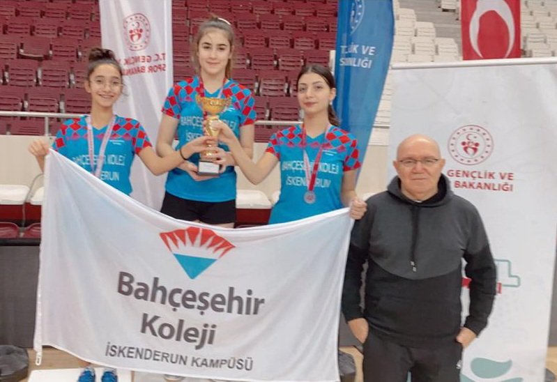 Güne güzel bir haberle başlıyoruz 👏🏻❤️💙
Liseler Masa Tenisi Hatay Şampiyonası'nda  kız takımımız yapılan müsabakalar sonucu Hatay 2.si olmuştur.
Bu müsabakalar sonucu takımımız Mersin'de yapılacak olan finallere gitmeye hak kazanmıştır 🌟
<a href="/bahcesehir_k12/">Bahçeşehir Koleji</a>