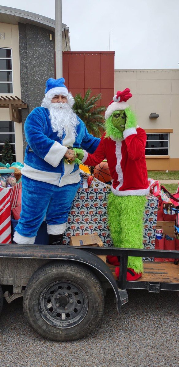 altontxpd's tweet photo. We have been receiving calls from citizens who are concerned that they saw the grinch out and about in Alton today.

Not to worry, he was doing community service under the watchful eye of Blue Santa. 

He is back in his cell so everyone can enjoy their Christmas Holiday. 🎄 https://t.co/HuazN6IQ4J