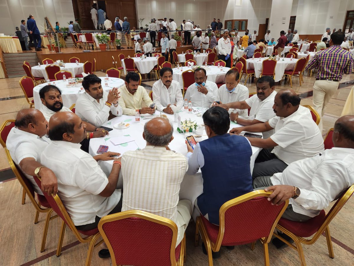 SurajMlc's tweet photo. ಬೆಳಗಾವಿಯಲ್ಲಿ ನಡೆಯುತ್ತಿರುವ ಅಧಿವೇಶನದ ವಿರಾಮ ವೇಳೆಯಲ್ಲಿ ಜೆಡಿಎಸ್ ಪಕ್ಷದ ವಿಧಾನಸಭಾ ಶಾಸಕರು ಮತ್ತು ವಿಧಾನ ಪರಿಷತ್ ಸದಸ್ಯರೊಡನೆ ಸಭೆ ಸಮಾಲೋಚನೆ ನಡೆಸಲಾಯಿತು.

#DrSurajRevanna #MLC #Hassan #JDS #JanataDalSecular https://t.co/JDwIyOUoS8