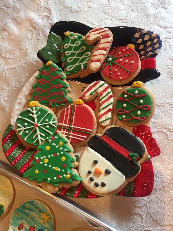TRAV3LINGHER0's tweet photo. Fue una larga noche de hacer galletas navideñas con el furro de Bennett. ¡Salieron mejor de lo que pensé! @bennyfurry69 felicidades, ya te graduaste. 👏 https://t.co/uaY203mKkN