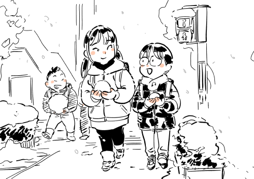 男子も女子も雪玉や雪だるま手に載せて持って帰っててほほえましかった
男子はサッカーボールよりどでかい雪玉抱えてるの3人もいてワロタ 
