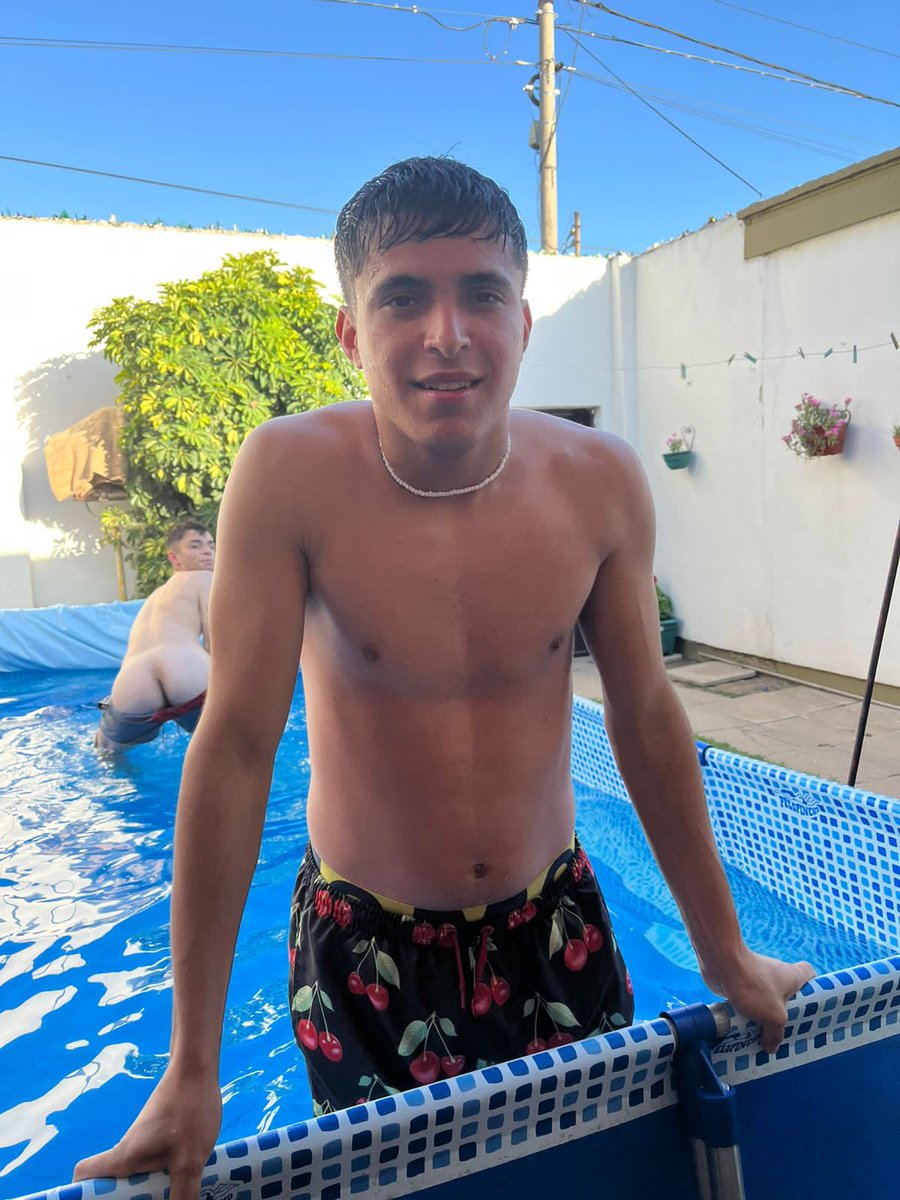 alguien que sepa editar y me saque al enano de atrás