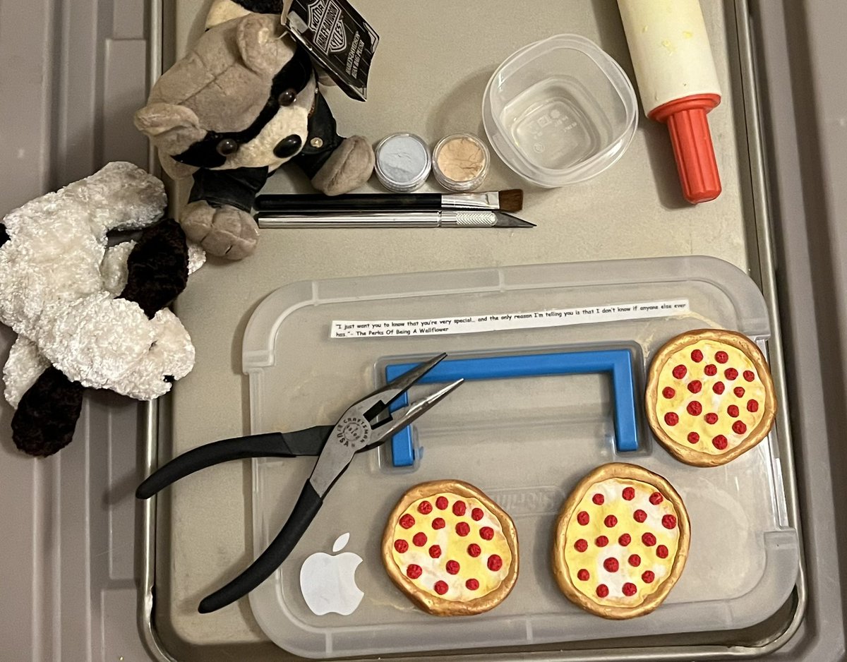 Randi31561825's tweet photo. Creating mini pizza out of polymer clay #🍕#pizza #miniature #polymer #clay #polyclay #handmade #claycharm #jewelry #artflow #creative https://t.co/bvKDkM7TRL