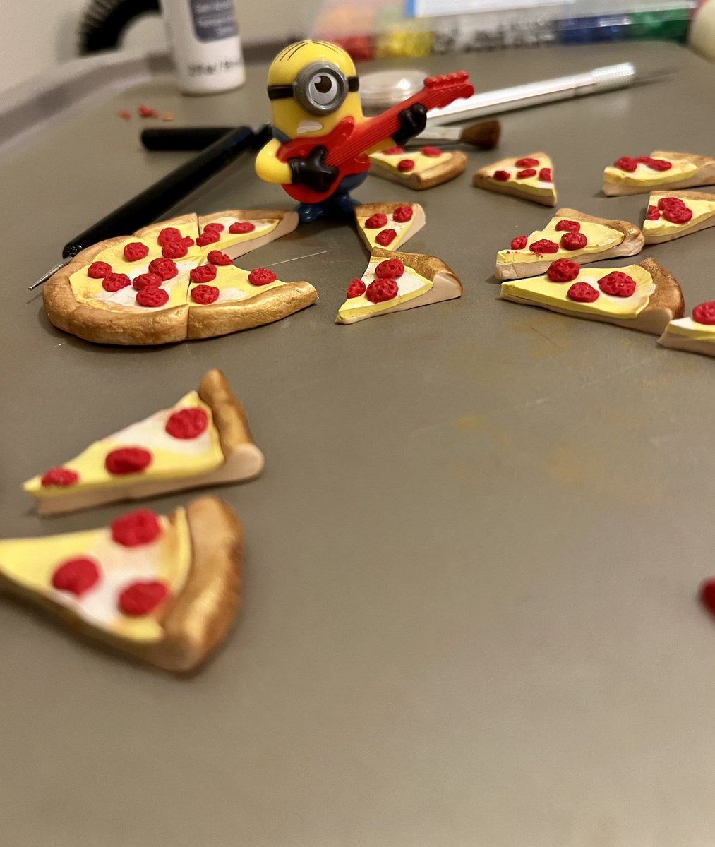 Randi31561825's tweet photo. Creating mini pizza out of polymer clay #🍕#pizza #miniature #polymer #clay #polyclay #handmade #claycharm #jewelry #artflow #creative https://t.co/bvKDkM7TRL