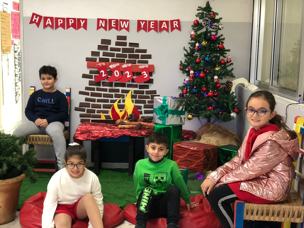 RHHS_Elementary's tweet photo. Photos save memories... Happy Holidays! 🎉🎊❄️#photo_session @RHHS_Saida https://t.co/AcFXnlQV2T