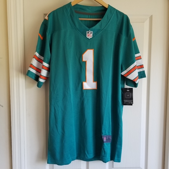 TDHopebr's tweet photo. Tua Tagovailoa vem se provando a cada partida, e cada vez mais se firmando entre os melhores da liga.

E hoje enfrenta mais um desafio contra Aaron Rodgers e os Packers! Garanta sua jersey do #FinsUp e torça com ESTILO!

A ÚNICA loja exclusiva da NFL!

🏈 https://t.co/PB0LpB122y https://t.co/lD6Secj3L6