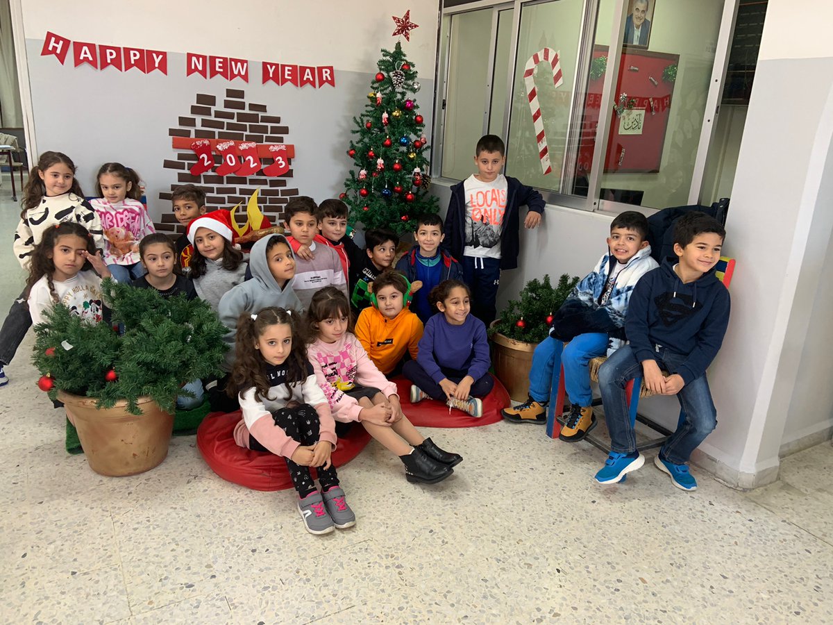 RHHS_Elementary's tweet photo. Happy Holidays! 🎉🎊#photo_session
@RHHS_Saida https://t.co/LhuauJjNcD