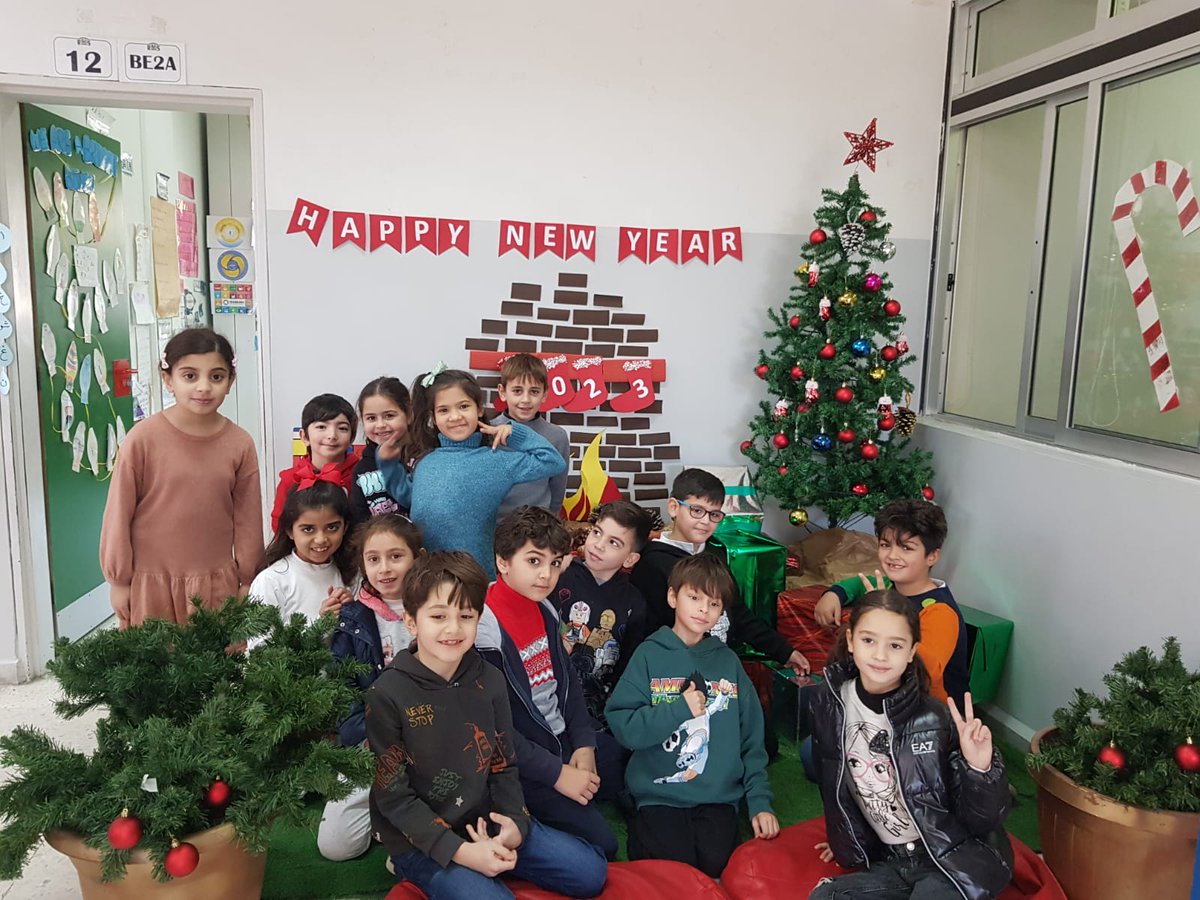 RHHS_Elementary's tweet photo. Happy Holidays! 🎉🎊#photo_session
@RHHS_Saida https://t.co/LhuauJjNcD