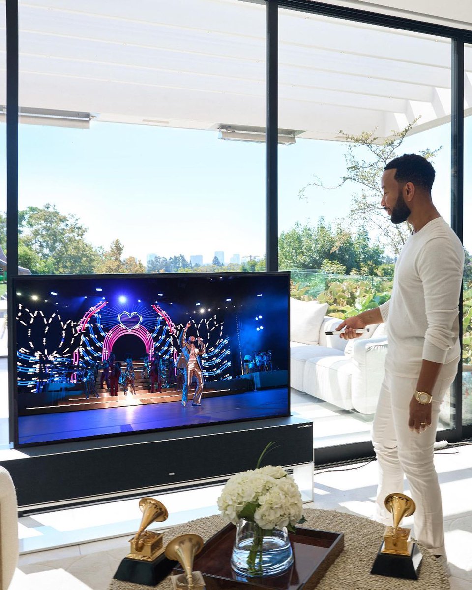 LGGulf's tweet photo. جون ليجند مع أول تلفزيون قابل للطي في العالم
#LG #LGSIGNATURExJohn #oledr #جون_ليجند https://t.co/G50JDBxLqQ