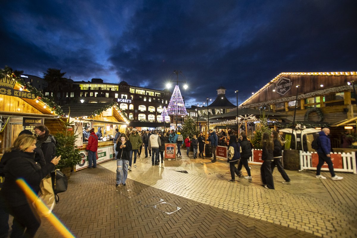 HealthSciUni's tweet image. Bournemouth this time of year really is a #ChristmasTreeWonderland! 🎄⛸️✨ To our wonderful staff &amp;amp; students staying local during this festive period, make sure you make the most of what our lovely town has to offer! 💜 #FestiveFunByTheSea #ChristmasinBournemouth #ChristmasEveEve