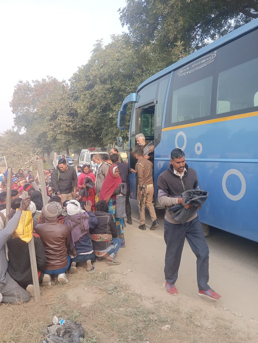 mgmjindia's tweet image. #मेरा_गाँव_मेरी_जिम्मेदारी की टीम द्वारा संचालित कार्यक्रम #इस_सर्दी_खुशियाँ_बाटें..
डेल्टा लेबर चौक ग्रेटर नोएडा, झुग्गी झोपड़ी व कंस्ट्रक्शन साइट पर मल्टिनैशनल कंपनी #STMicroelectonics ग्रेटर नोएडा के इंप्लाईज की ओर से जरूरतमंदों को 500 -500 कंबल,ऊनी टोपी और मोजे बांटे गए।