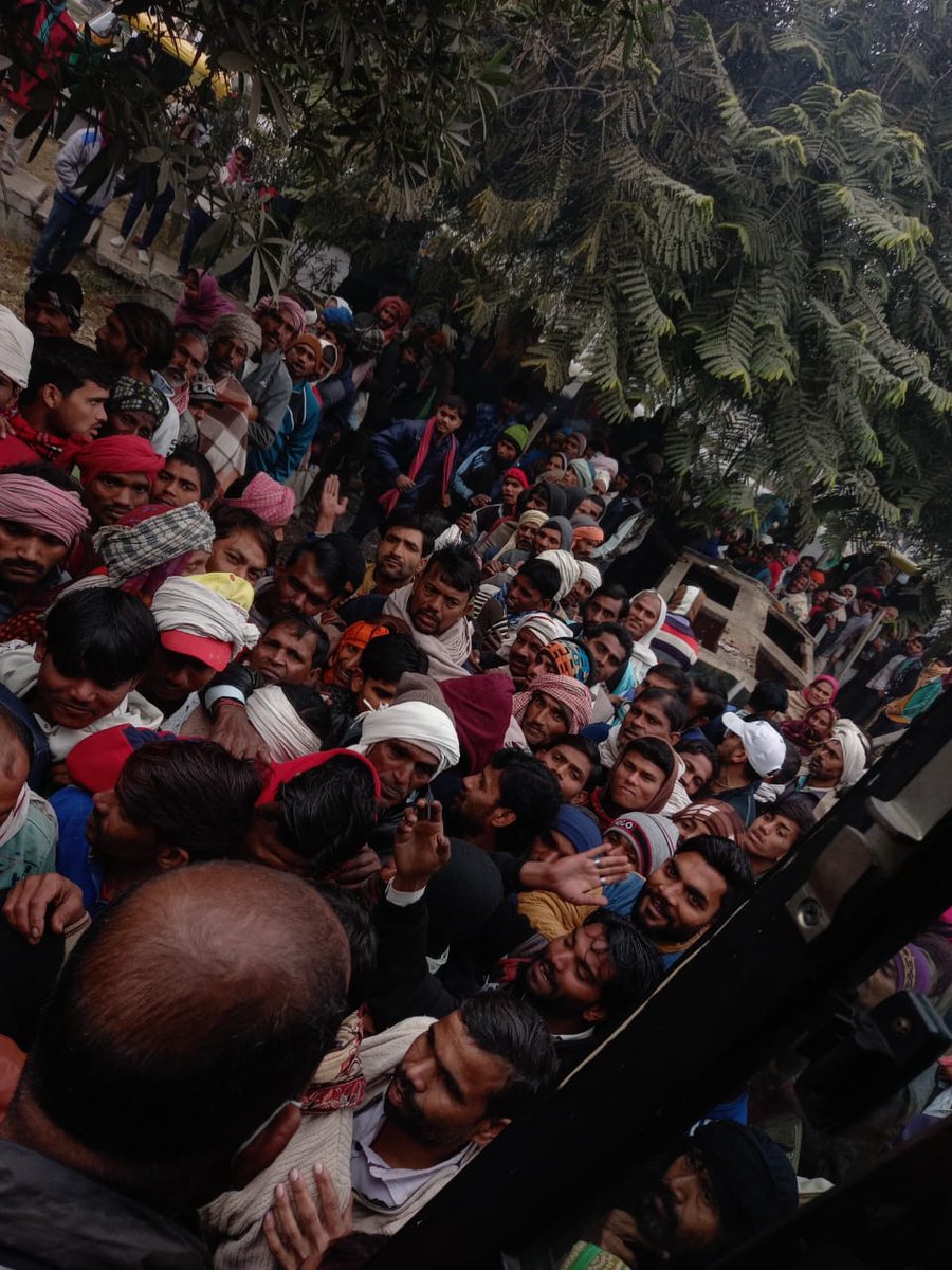 mgmjindia's tweet image. #मेरा_गाँव_मेरी_जिम्मेदारी की टीम द्वारा संचालित कार्यक्रम #इस_सर्दी_खुशियाँ_बाटें..
डेल्टा लेबर चौक ग्रेटर नोएडा, झुग्गी झोपड़ी व कंस्ट्रक्शन साइट पर मल्टिनैशनल कंपनी #STMicroelectonics ग्रेटर नोएडा के इंप्लाईज की ओर से जरूरतमंदों को 500 -500 कंबल,ऊनी टोपी और मोजे बांटे गए।