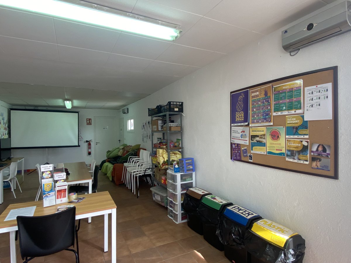 periferica_la's tweet photo. Hem trepitjat Argentona, Artés, Corçà, Santa Perpètua, Sant Pere de Ribes, Barberà, Mont-Roig, Montblanc, Reus o Flix fent assessoraments de #ParticipacioJuvenil en el marc del programa #ObrimVia 🚀 https://t.co/ybJ9lN6uNo