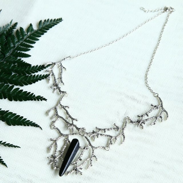 gothic_fetish's tweet photo. ╱
　閉店まであと4日❗️
【70%OFF】#閉店セール開催中📣
╲
【BranchSTONEネックレス】

シルバーの繊細な小枝が支えるBLACKSTONE✧
物語に出てくる魔法の世界を連想させるような、Witchデザインネックレスです。
https://t.co/nirr9hEUpW

#ネックレス https://t.co/kiPwgRszG9