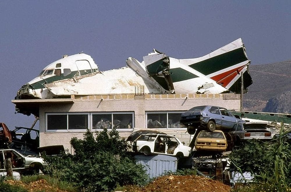 mariobianchi18's tweet photo. Il #23dicembre 1978 il disastro di #PuntaRaisi. Il volo Alitalia 4128 partito da Fiumicino, per un calcolo errato ma anche per il forte vento, iniziò prematuramente la discesa e cadde nel Tirreno a 3 km a nord dell'aeroporto. 108 i morti, in 21 furono salvati da un peschereccio. https://t.co/0CwEvlajzy