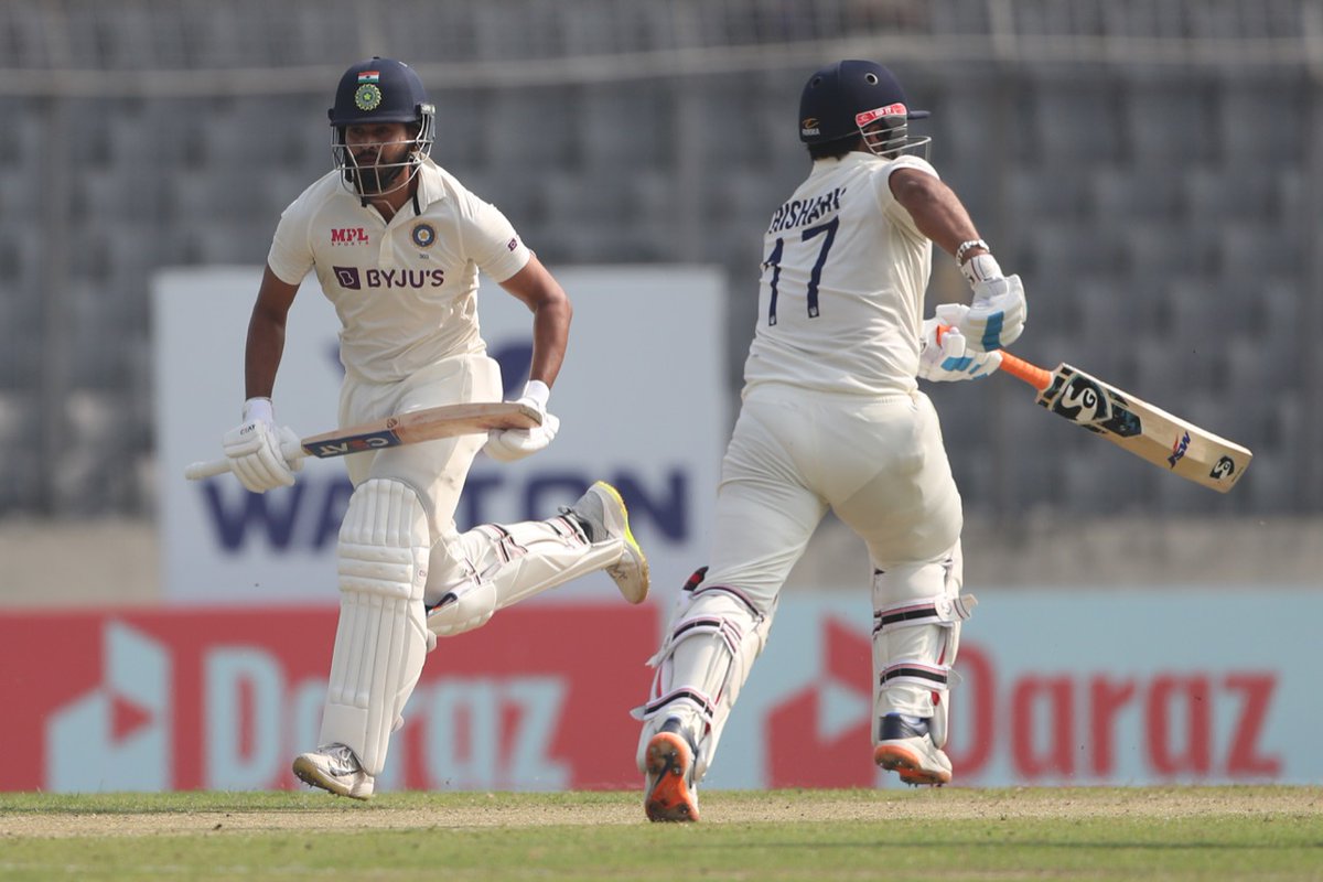BCCI's tweet photo. 𝐅𝐈𝐅𝐓𝐘 for @RishabhPant17 👏👏

#TeamIndia wicket-keeper has brought up his half century in 49 balls with 5x4 1x6. Some more good news as the 𝟓𝟎-𝐫𝐮𝐧 𝐩𝐚𝐫𝐭𝐧𝐞𝐫𝐬𝐡𝐢𝐩 also has been raised with @ShreyasIyer15.

Live - https://t.co/XZOGpeuLsj #BANvIND https://t.co/f5fFWH0D8V