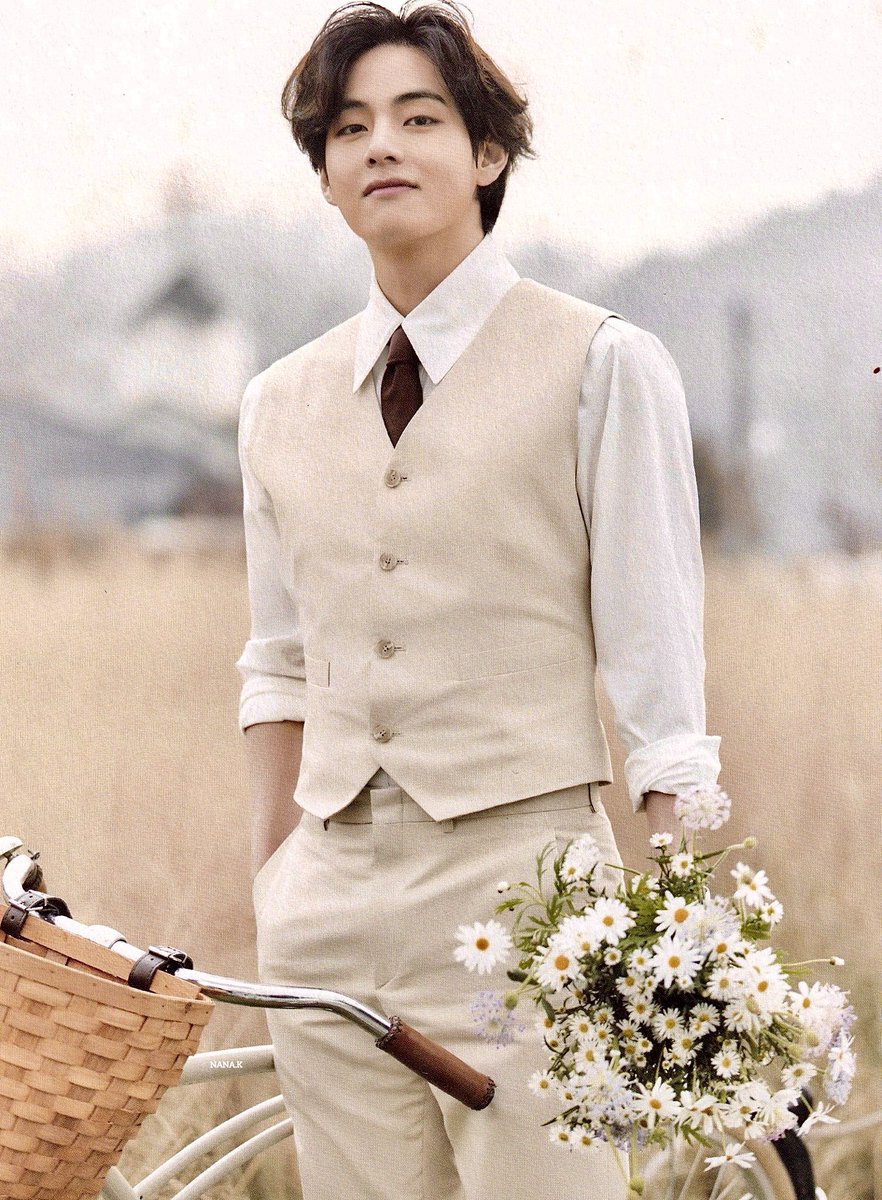 DailylofV's tweet photo. Taehyung is unreal as if he straight out of a romance novel😭 https://t.co/D0t5QL9Ppe
