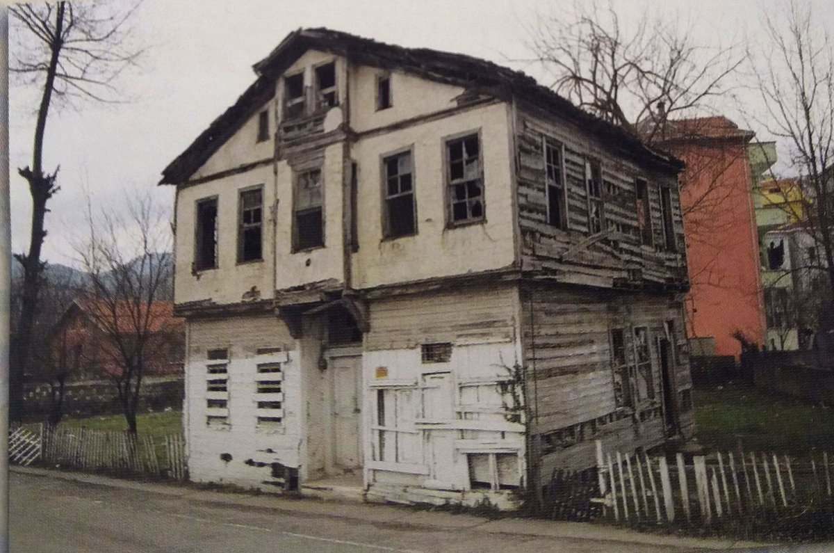 Şair - Yazar Rıfat Ilgaz'ın Cide'deki evi restore edilmeden önce.
#rıfatılgaz
#cide