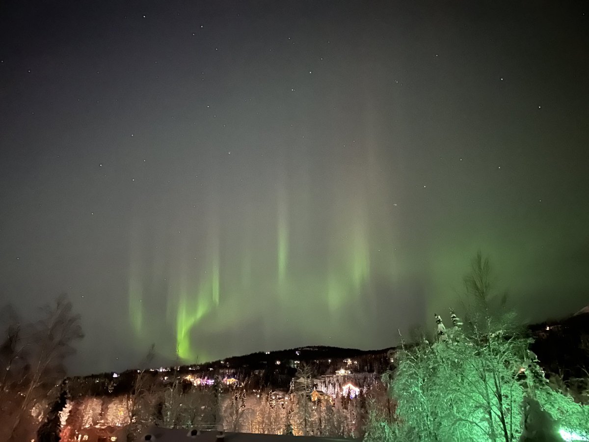 bjpletzer's tweet photo. @AuroraNotify Eagle River, Ak about 30 mins ago. Mt. Baldy just to the right out of frame. https://t.co/GKIJCeVyoI