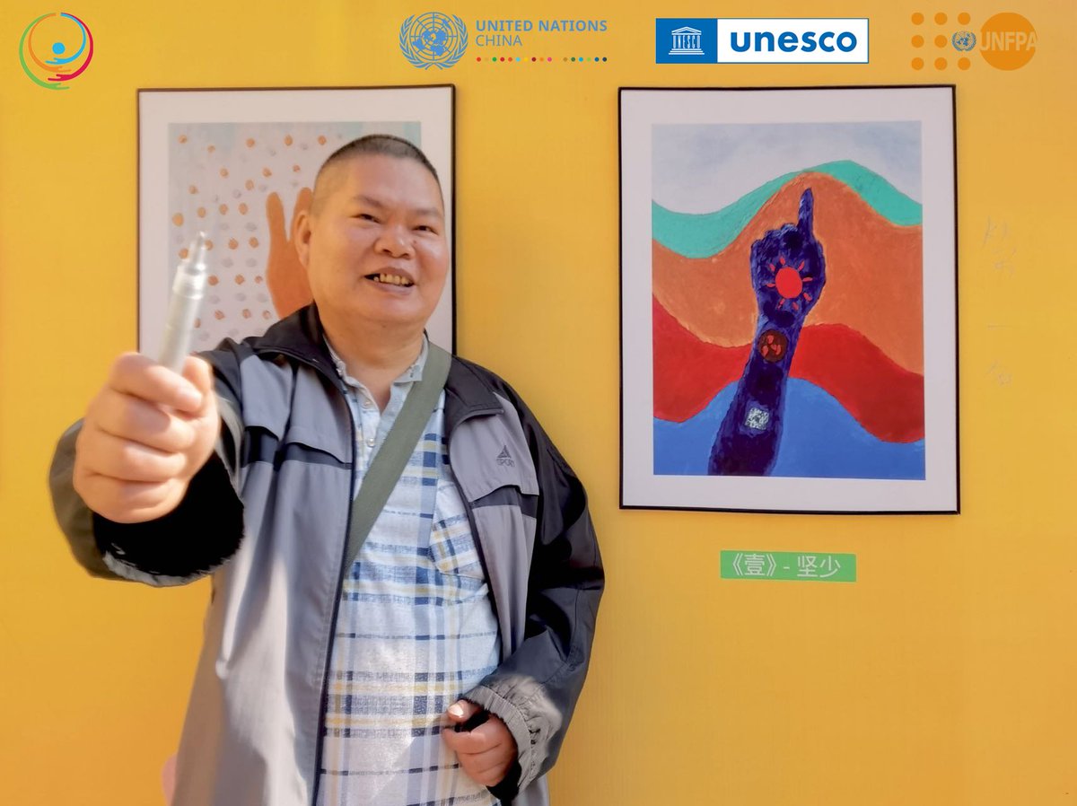 UNFPAChina's tweet image. Jian Shao has unique perceptions about painting. Some of his paintings were exhibited in the Inclusive Art Painting Exhibition in Shunde, Foshan. 

The painting "One" behind him is his work. He uses composition and colours to express his understanding of the number 1.

#IDPD22