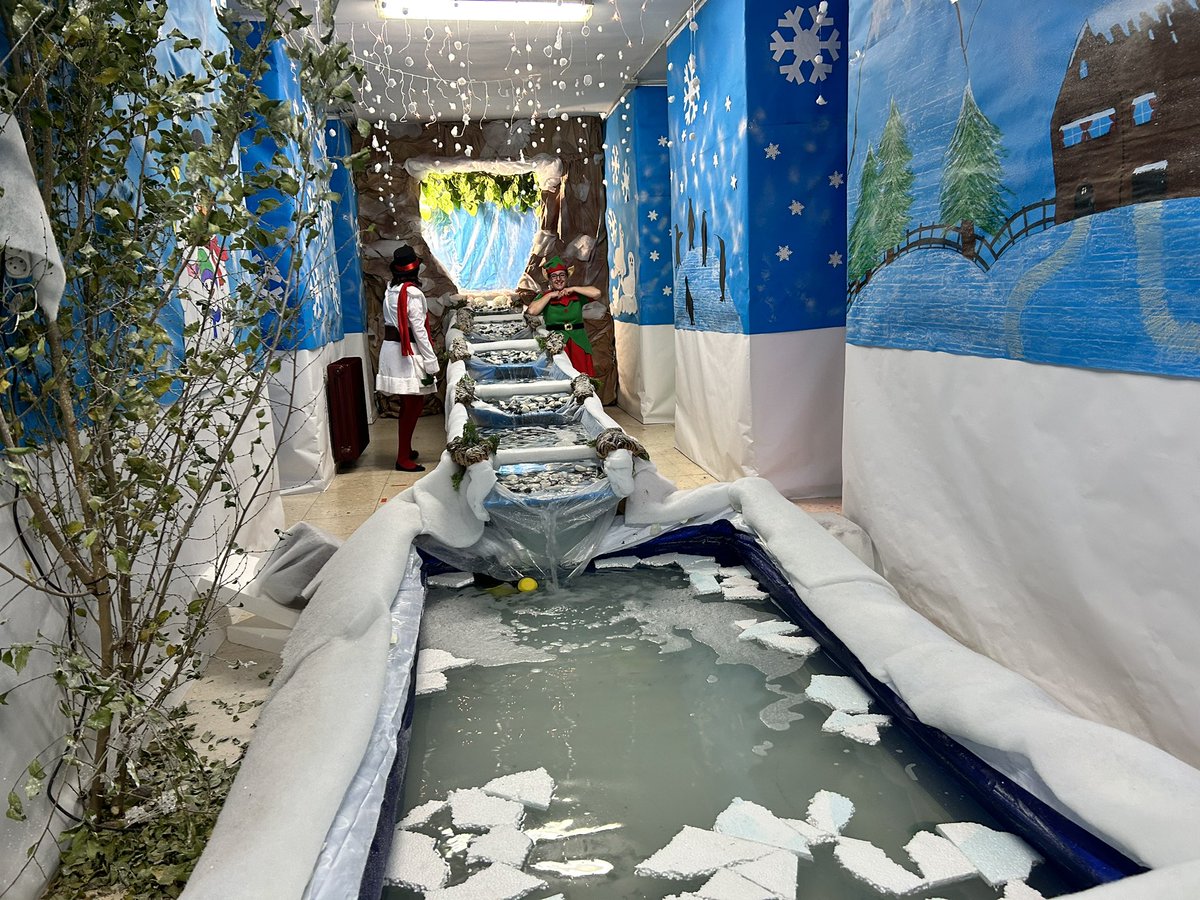 AytoLeganes's tweet photo. El @AmpaVictorP diseña cada año un espectacular ‘Pasaje de la Navidad’ en las instalaciones del colegio. Un espacio increíble realizado por los padres y madres. 

💌Cartero real, 🍭 casa de los caramelos y la presencia de los 👑👑👑 Reyes Magos lo hace inolvidable. #Leganés https://t.co/8nOOhI0qOk