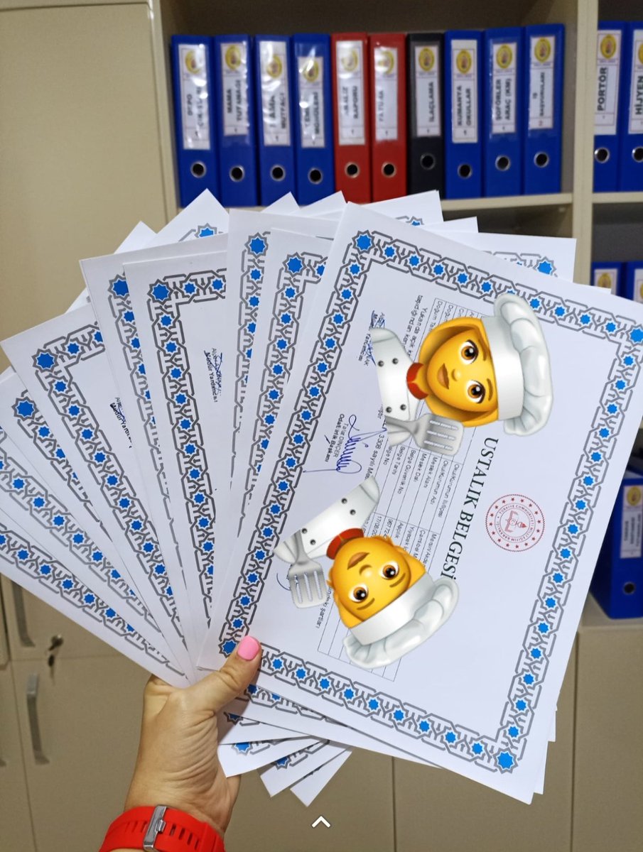 SuphiOner's tweet photo. Kurum yemekhanemizde personelimiz çalışırken eğitimini de ihmal etmiyor..hem çalışıp hem de eğitimini alan personelimiz sınava girerek aşçılık ustalık belgelerini almıştır.🧑‍🍳🥗🍲🍛 @ahpehlivan53 @AdemKoca46 @BaykalBasdemir @ilhnyildirim @byergin01  @mersintarsusdh @TorosMersin https://t.co/c4GOVoGUck