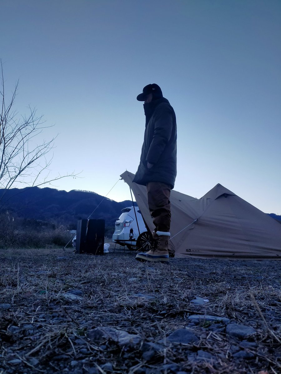 BinBow_Camper's tweet photo. 夕方からキャンプ⛺に。
うへっ!寒い!ハイボールじゃなくてCOFFEE TIME☕
#ソロキャンプ
#キャンプ
#WAQ
#ALPHATC
#FUTUREFOX
#ヒーターアタッチメント
#鉄瓶
#coffee
#COLEMAN
#Unleaded533STOVE
#BAPE
#SOREL
#NEWERA
#パイロットキャップ
#WORKMAN
#焚き火ダウン
#シェフパンツ
#貧乏キャンパー https://t.co/CQsbI4cOCW