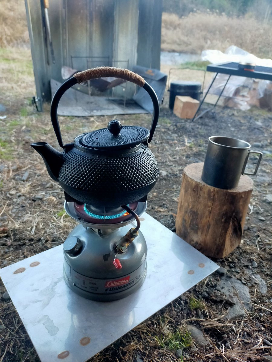 BinBow_Camper's tweet photo. 夕方からキャンプ⛺に。
うへっ!寒い!ハイボールじゃなくてCOFFEE TIME☕
#ソロキャンプ
#キャンプ
#WAQ
#ALPHATC
#FUTUREFOX
#ヒーターアタッチメント
#鉄瓶
#coffee
#COLEMAN
#Unleaded533STOVE
#BAPE
#SOREL
#NEWERA
#パイロットキャップ
#WORKMAN
#焚き火ダウン
#シェフパンツ
#貧乏キャンパー https://t.co/CQsbI4cOCW