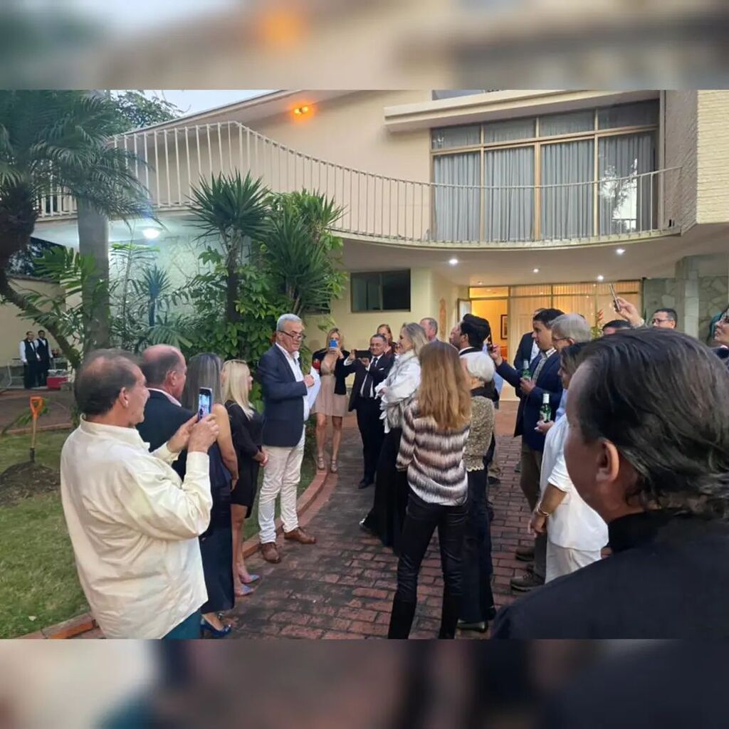 Redambientlvzla's tweet photo. El  pasado 16 de diciembre  junto al Encargado de Negocios de la Embajada de Bélgica en Venezuela plantamos nuestro Árbol Nacional en la residencia de la Embajada de Bélgica en Venezuela, con el propósito de contribuir a la concientización y preservación del medio ambiente, … https://t.co/LqVI6gDLZu