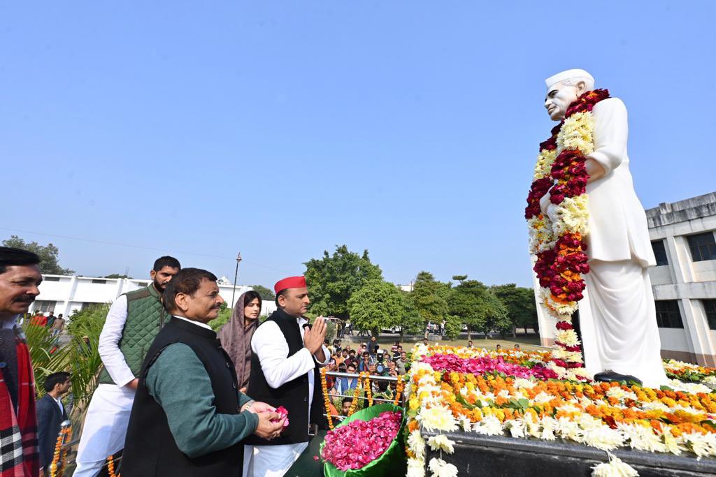 भारत के पूर्व प्रधानमंत्री, किसानों के मसीहा चौधरी चरण सिंह जी की जयंती पर कोटि-कोटि नमन एवं सभी को किसान दिवस की हार्दिक शुभकामनायें।