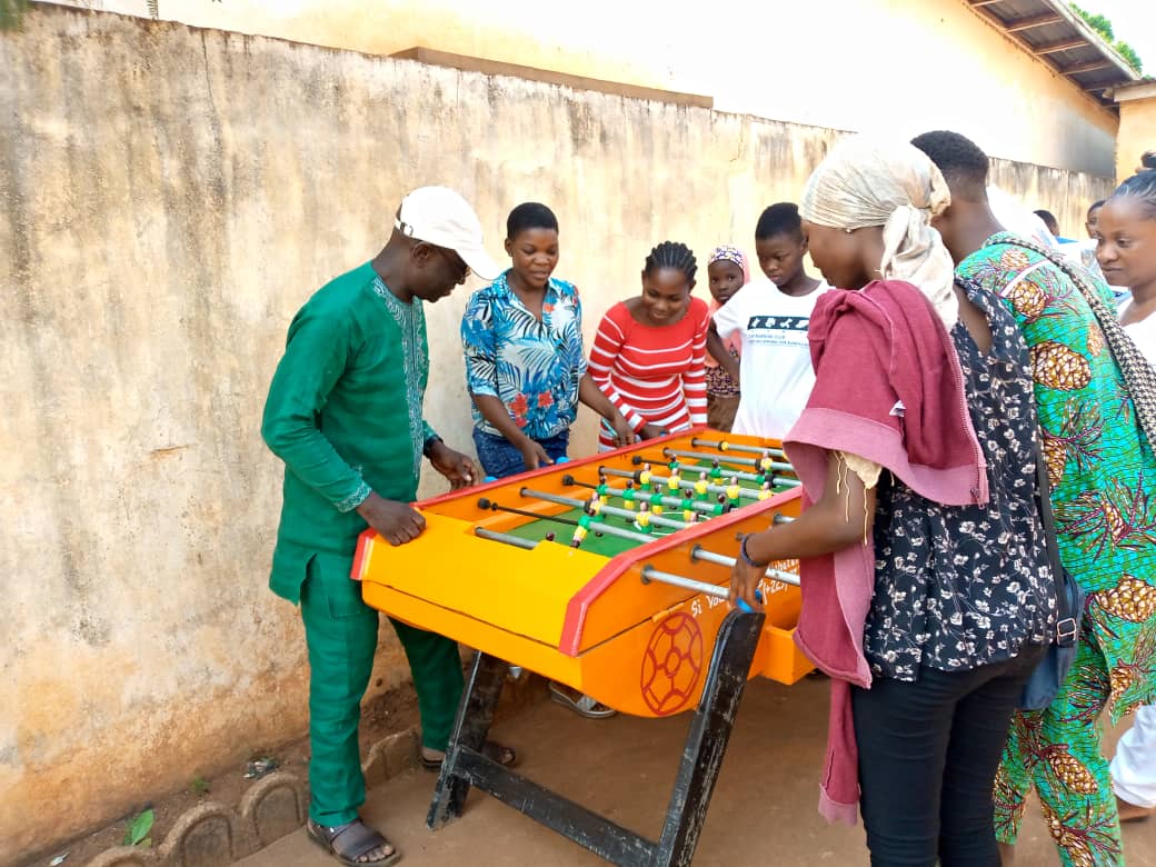 Abpf_ippf's tweet photo. Remise de matériels (baby foot, poste téléviseur, chaises, tables...) le 21 décembre à la clinique de @Abpf_ippf sise à agonvèzoun. Le but de cette initiative du projet PSDSR-XWEFA est d’équiper le centre socio-éducatif des adolescents et jeunes (CSEAJ). @IPPFAR @MAJBenin @ippf https://t.co/vueS3ek1EJ